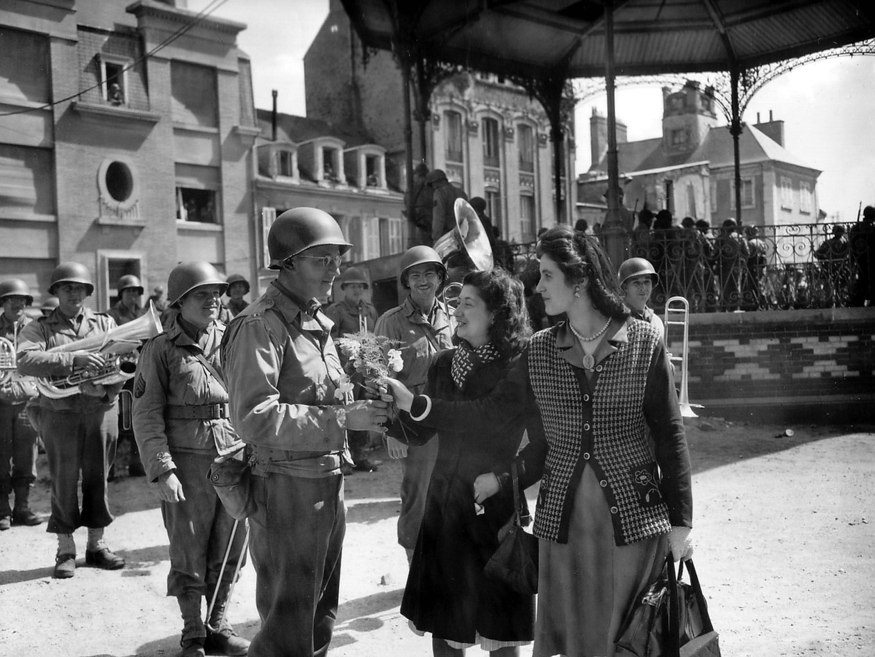 Američtí vojáci chatují s mladými Francouzkami, Cherbourg, 29. června od Photographer French