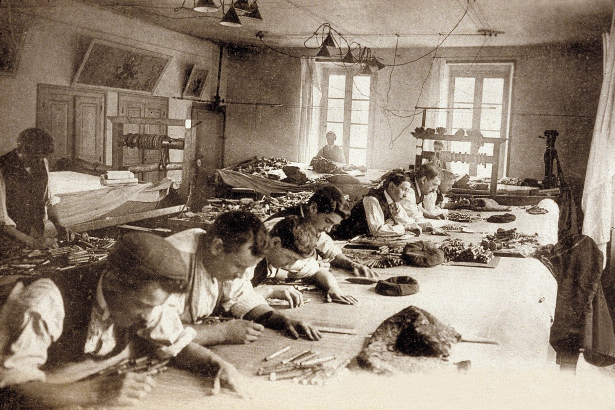 Aubusson Tapestry Factory, Francie, c. 1900 (černobílá fotografie) od Photographer French