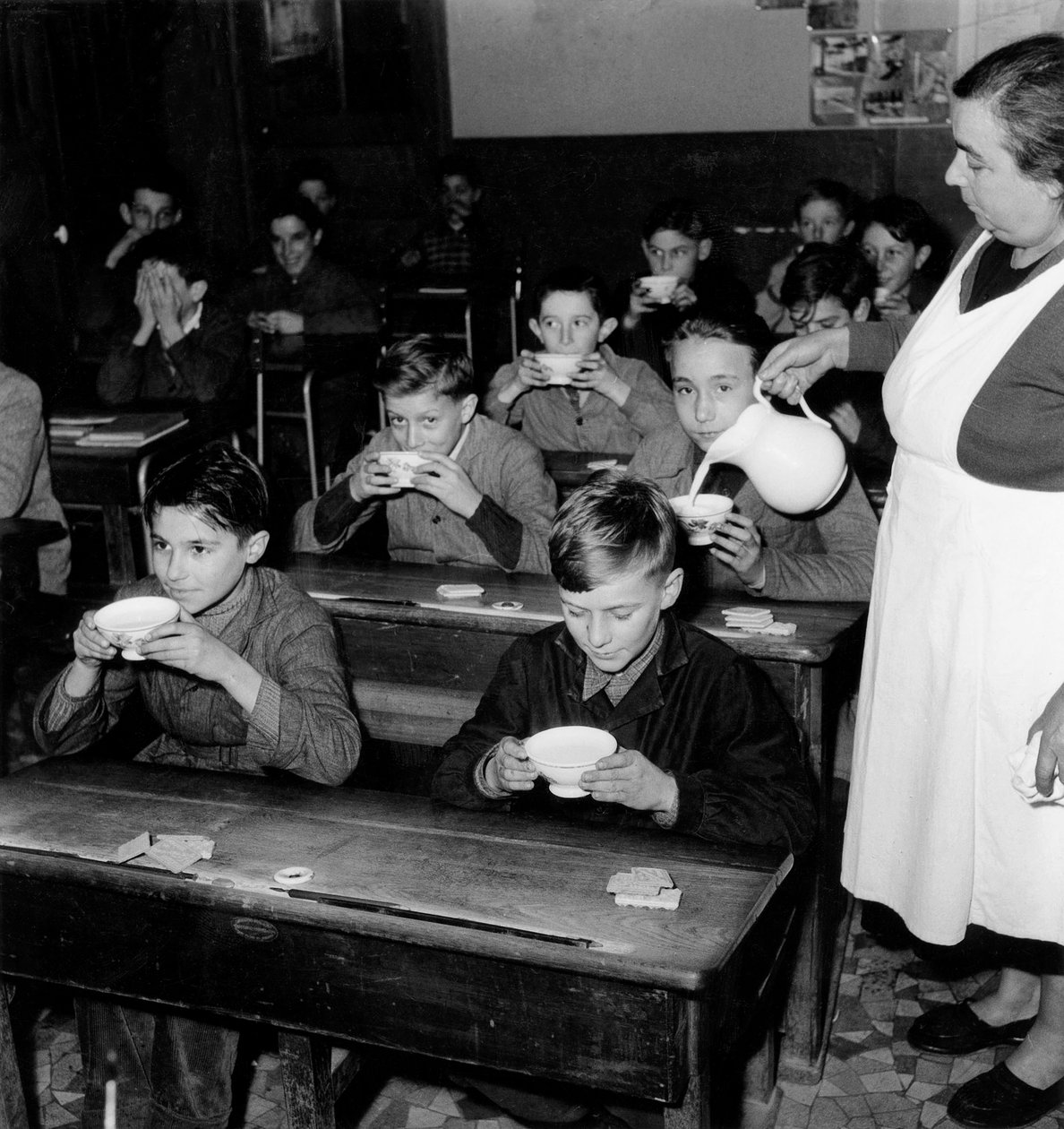 Mléko zdarma ve francouzských školách, 8. prosince 1954 (černobílá fotografie) od Photographer French