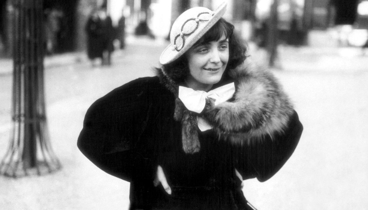 Francouzská zpěvačka Edith Piaf na Montmartru od Photographer French