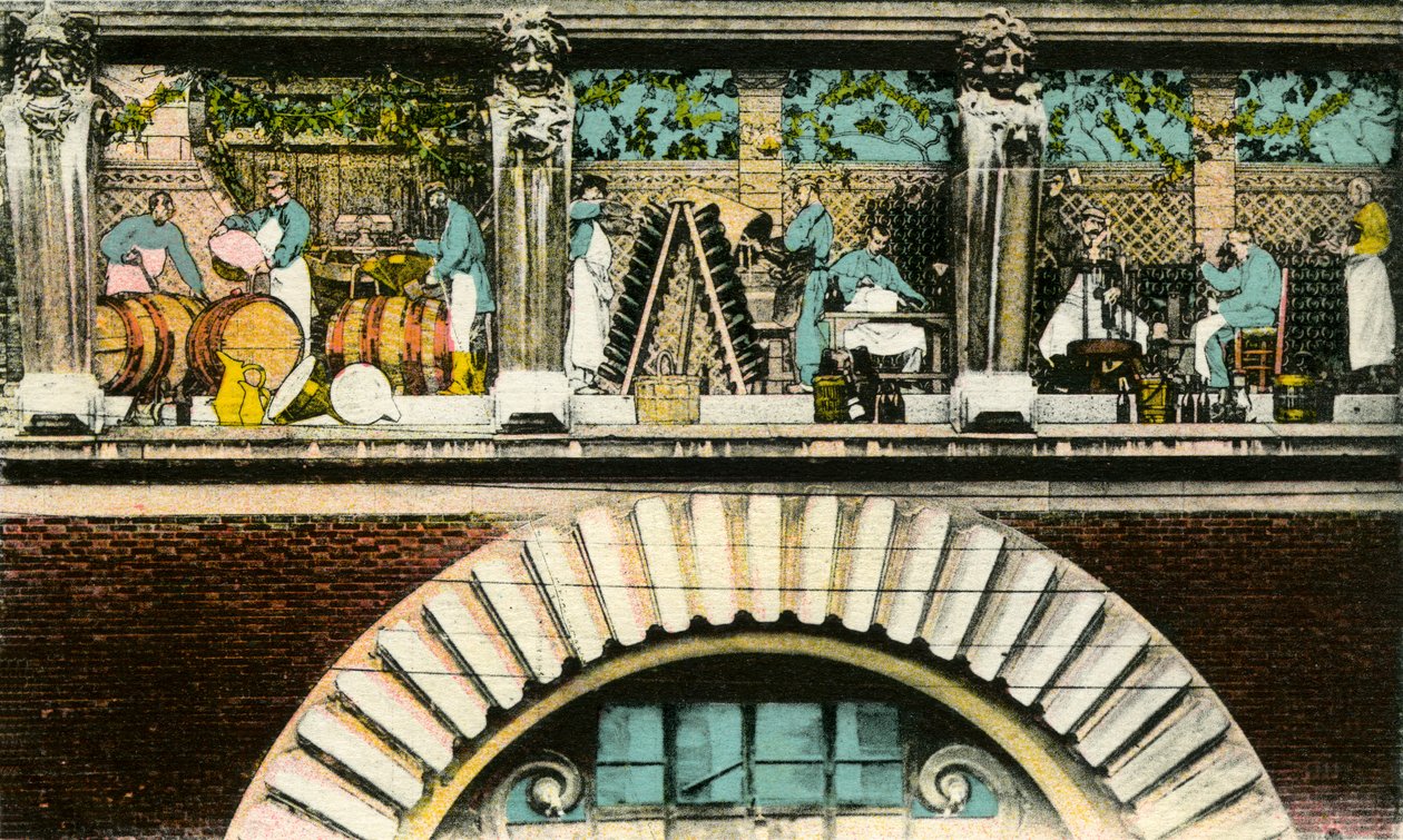 Vlys nade dveřmi představující různé fáze výroby vína, Remeš, rue de Mars, vchod do Maison des Champagnes Veuve Clicquot (Clicquot-Ponsardin) (kolorovaná pohlednice) od Photographer French