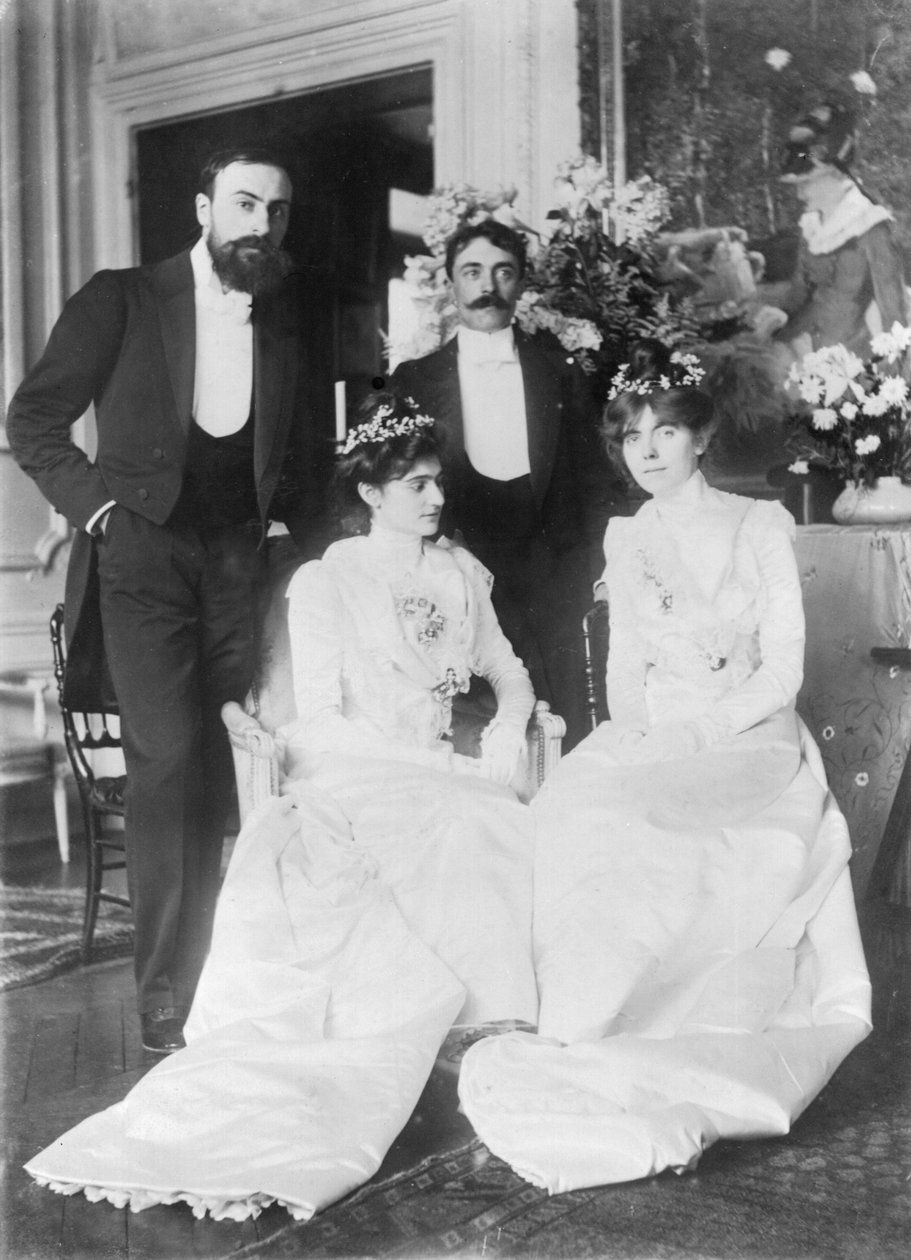 L-R: Ernest Rouart (1874-1942) a jeho manželka Julie Manet (1878-1967), Paul Valery (1871-1945) a jeho manželka Jeannie Gobillard (1877-1970), v den jejich svatby, květen 1900 (b/ w fotografii) od Photographer French