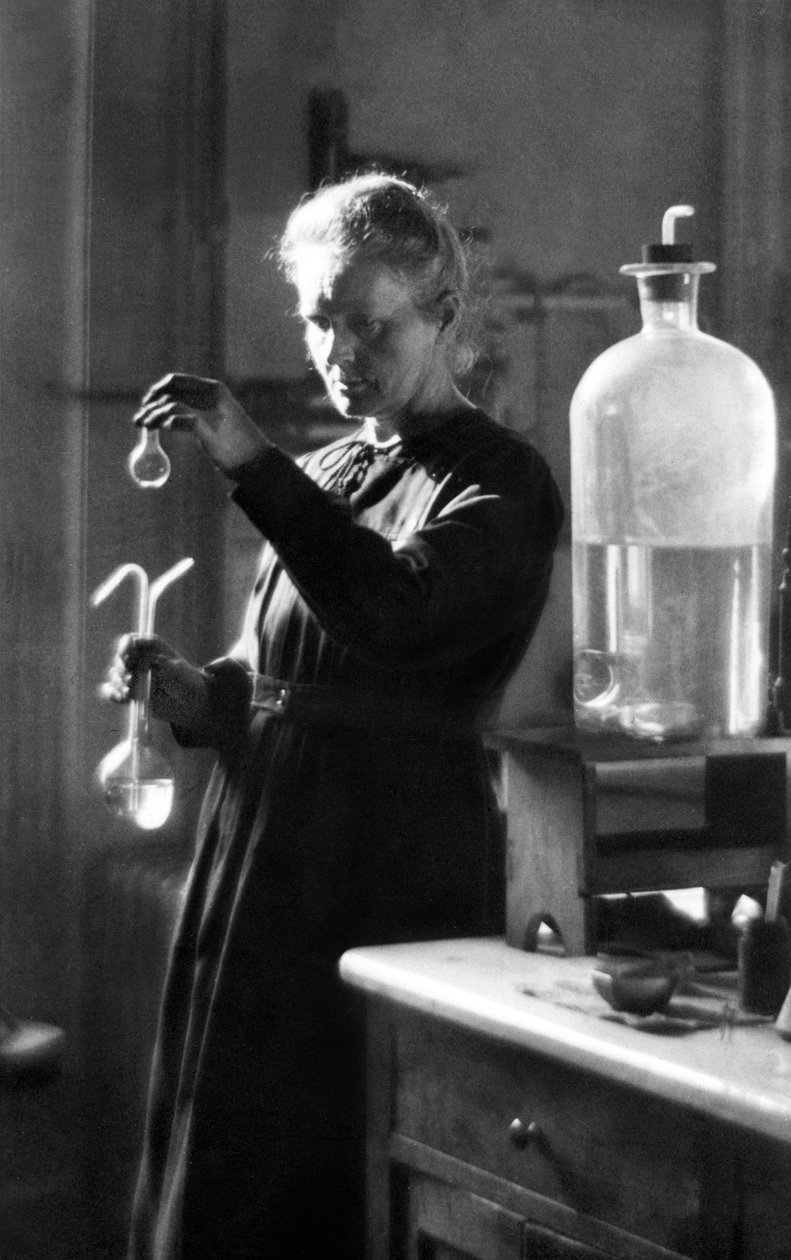 Marie Curie ve své laboratoři v roce 1925 (čb fotografie) od Photographer French