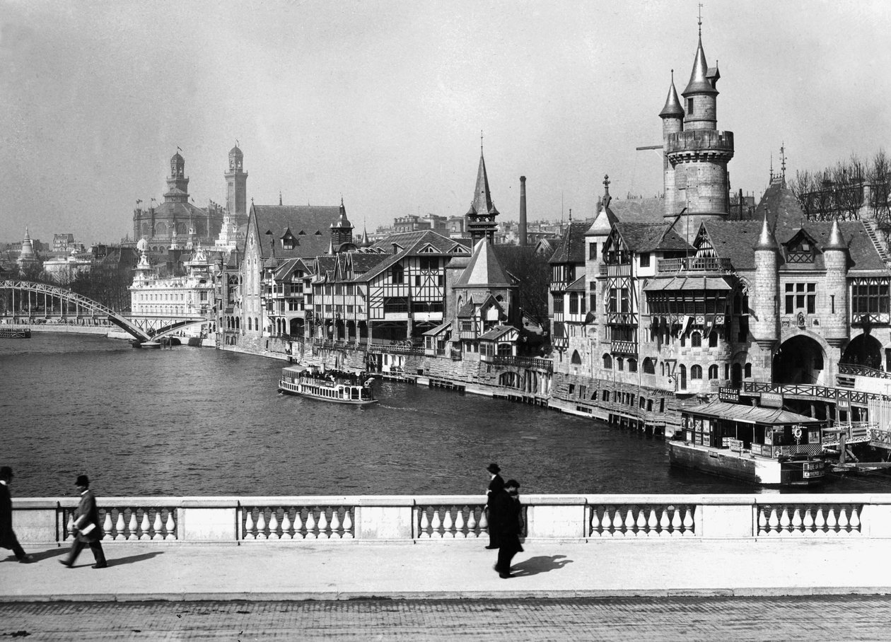 Novogotická architektura postavená pro světovou výstavu v roce 1900 v Paříži (č/b foto) od Photographer French