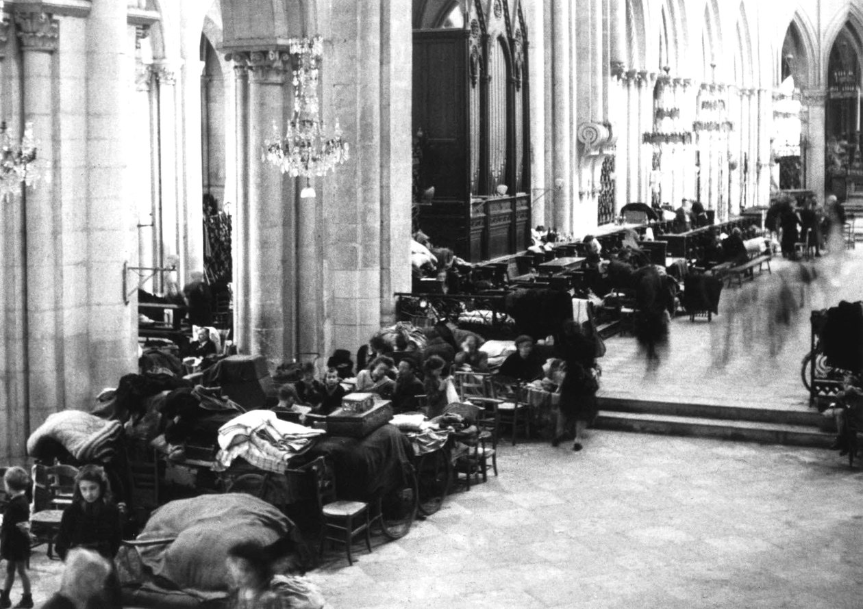 Lidé hledající útočiště v katedrále Caen, červenec 1944 (černobílá fotografie) od Photographer French