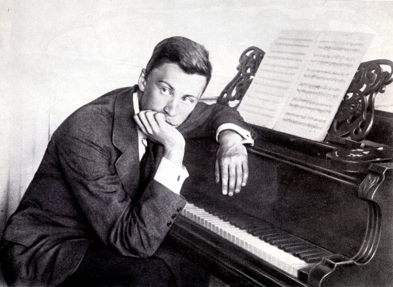 Sergej Prokofjev a jeho klavír od Photographer French