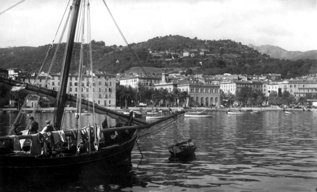 Pohled na přístav Ajaccio, Korsika, kolem roku 1930 (černobílá fotografie) od Photographer French