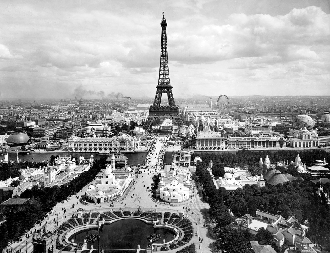 Pohled na Champs de Mars a Eiffel Tower, Pařížský světový veletrh od Photographer French