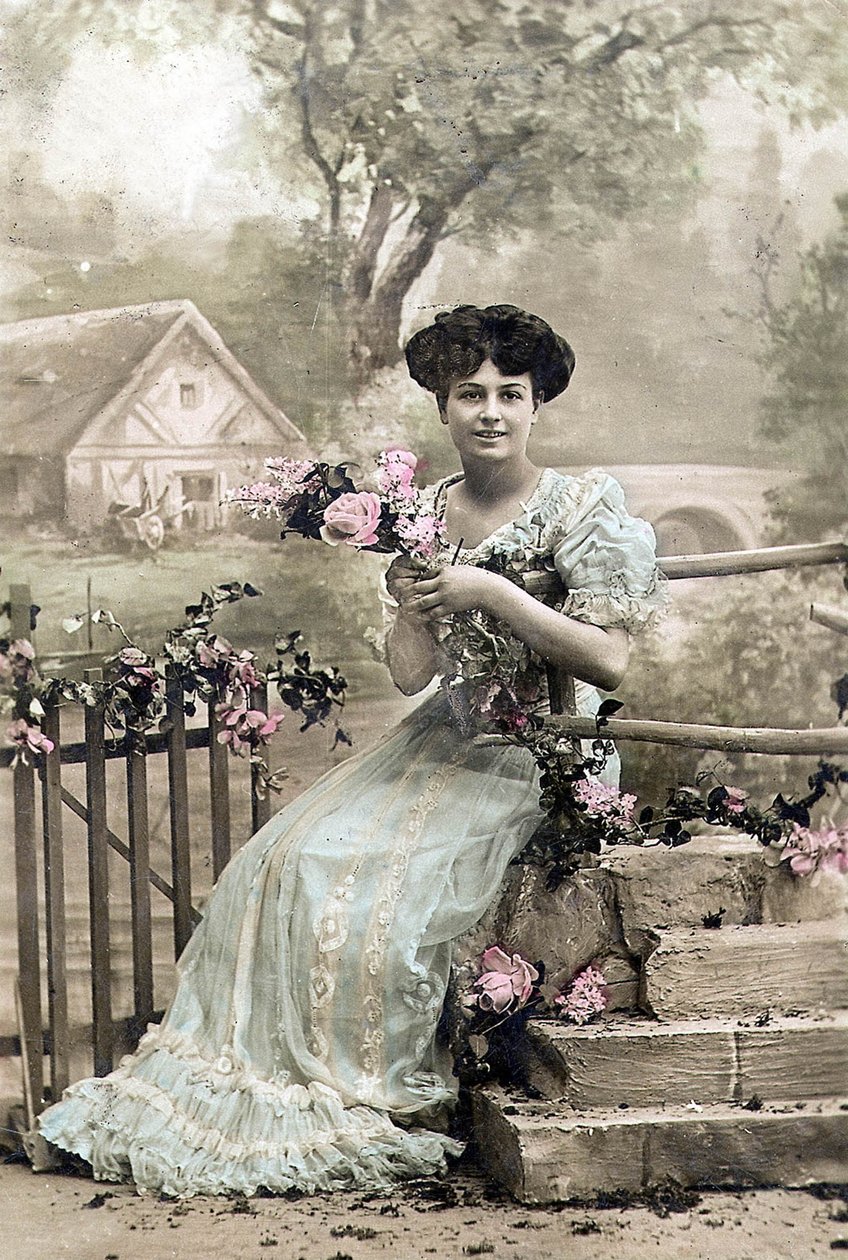 Žena s girlandou z květin, pohlednice, c. 1900 (ručně kolorovaná fotografie) od Photographer French