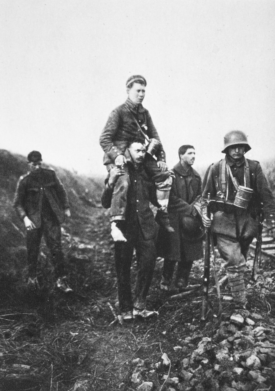 Německý pěchotní voják se zraněnou nohou je vynášen z bitvy anglickými válečnými zajatci (čb foto) od Photographer German