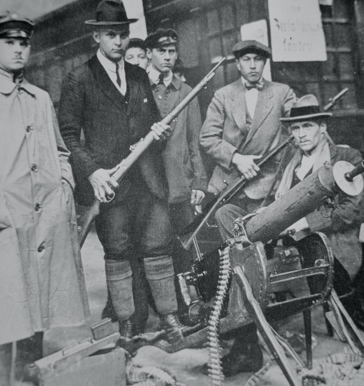 Skupina povstalců obsadila mnichovské nádraží od Photographer German