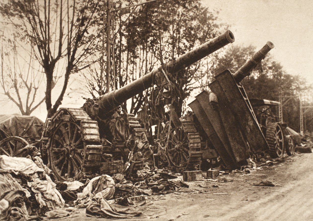 Malá část obrovské dělové kořisti na ústupové linii z Isonza do Piave (černobílá fotografie) od Photographer German