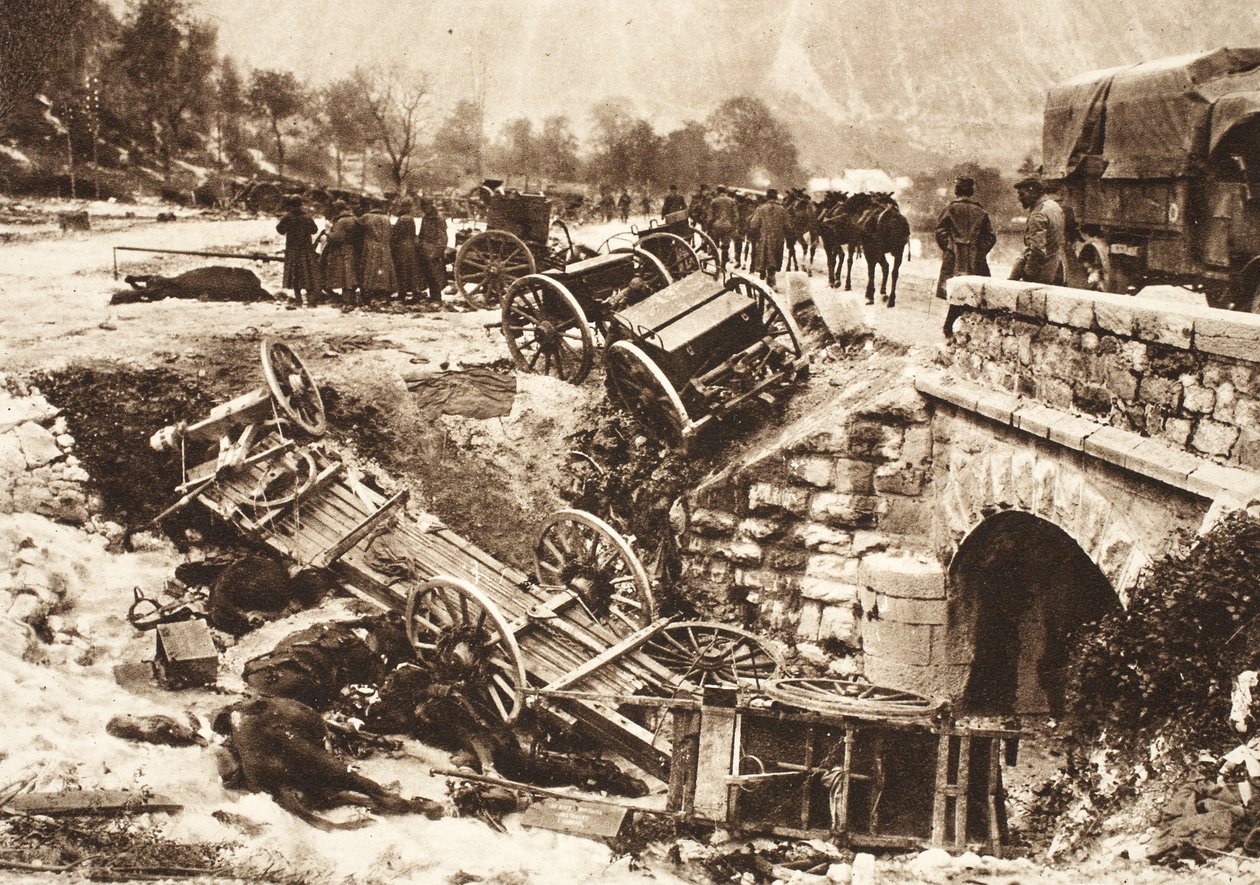 Italský muniční konvoj na zásobovací trase poblíž Udine pod palbou německého dělostřelectva (černobílá fotografie) od Photographer German