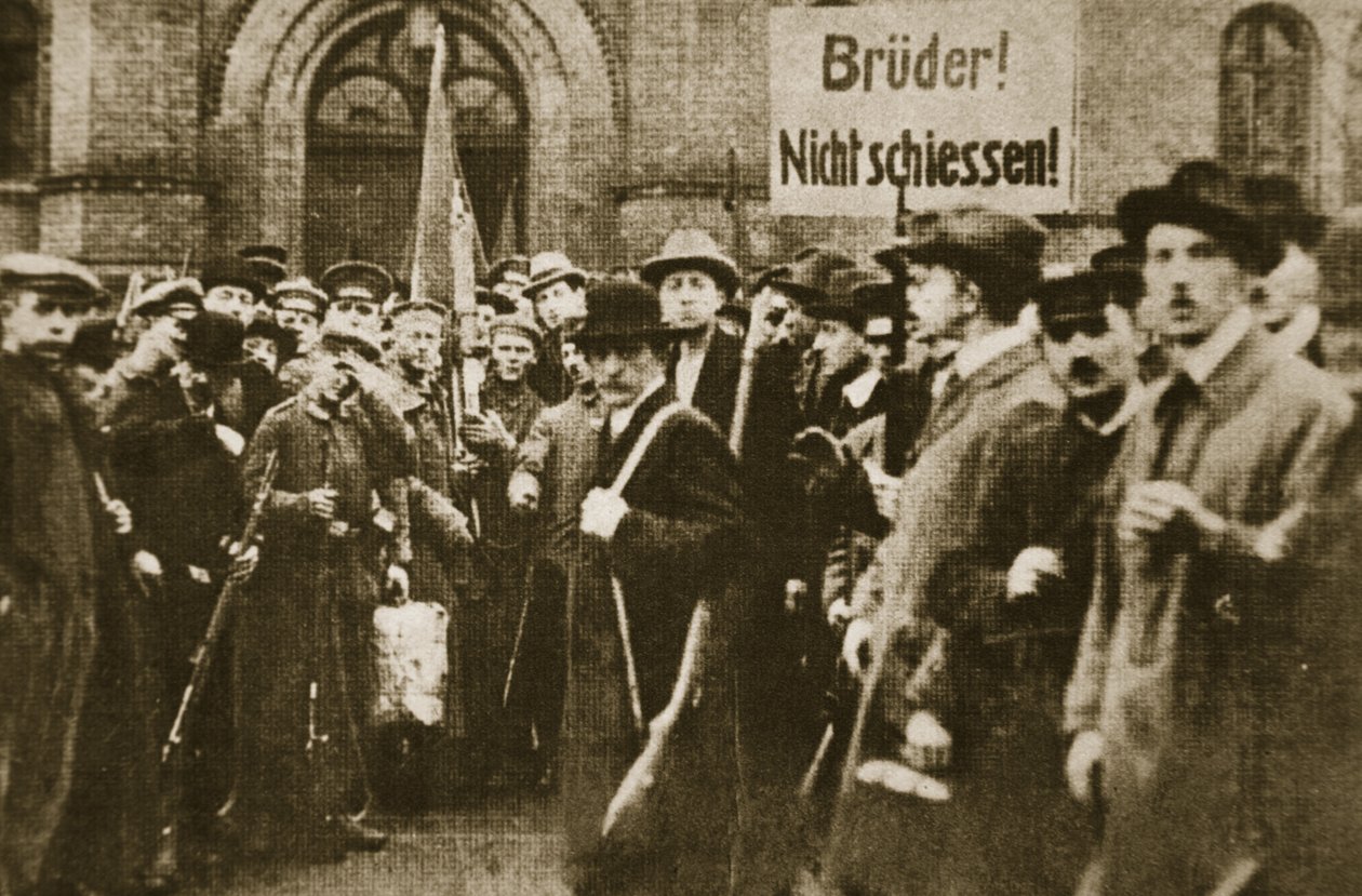 "Bratři, nestřílejte!", protest v Berlíně, listopad 1918 (sépiová fotografie) od Photographer German