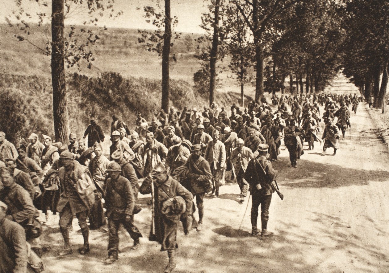 Francouzští zajatci na cestě mezi Soissons a Fismes během bitvy u Aisne od Photographer German