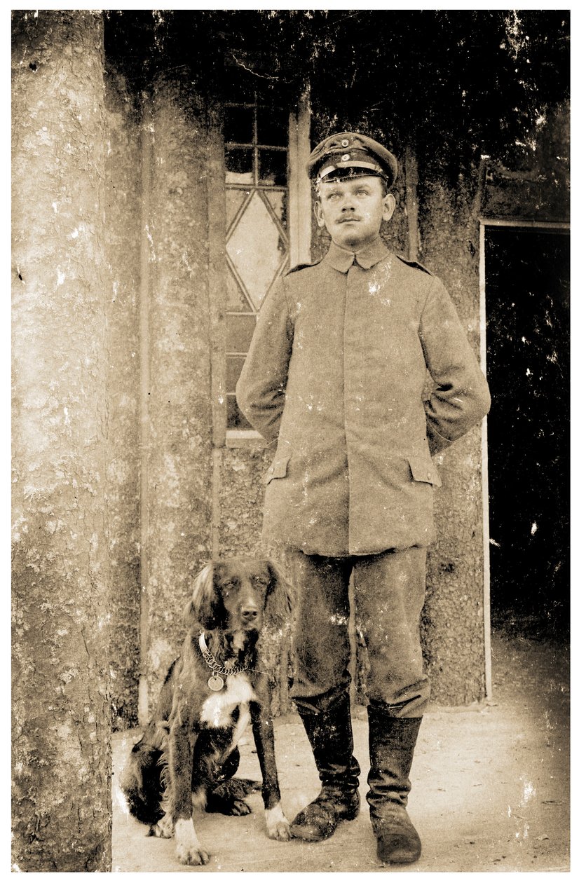 Feldwebel německé armády (seržant) se psem od Photographer German