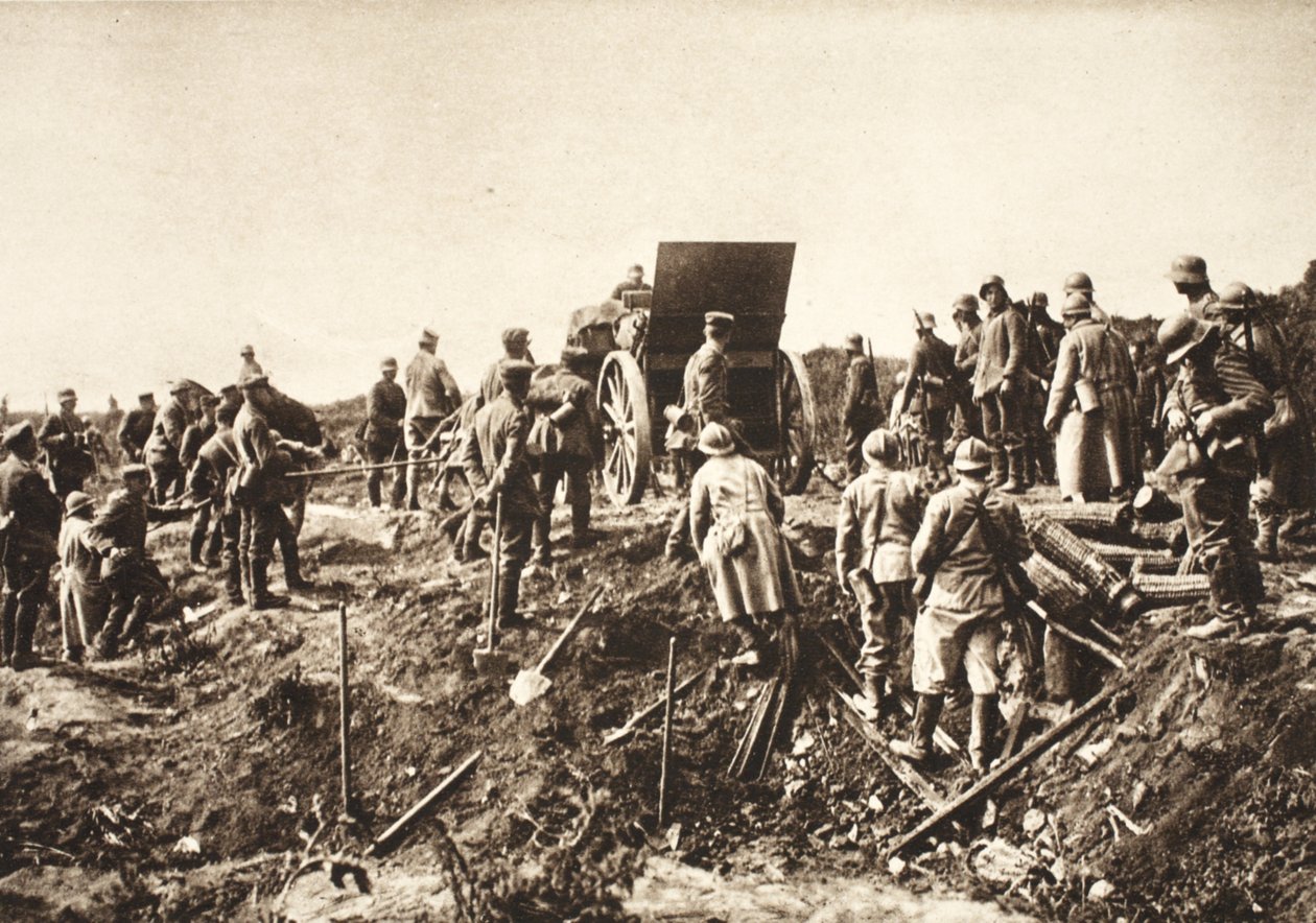 Německá baterie postupuje vpřed obtížným terénem před Fismesem, zachyceným Francouzem v popředí připraveným k přepravě (černobílá fotografie) od Photographer German