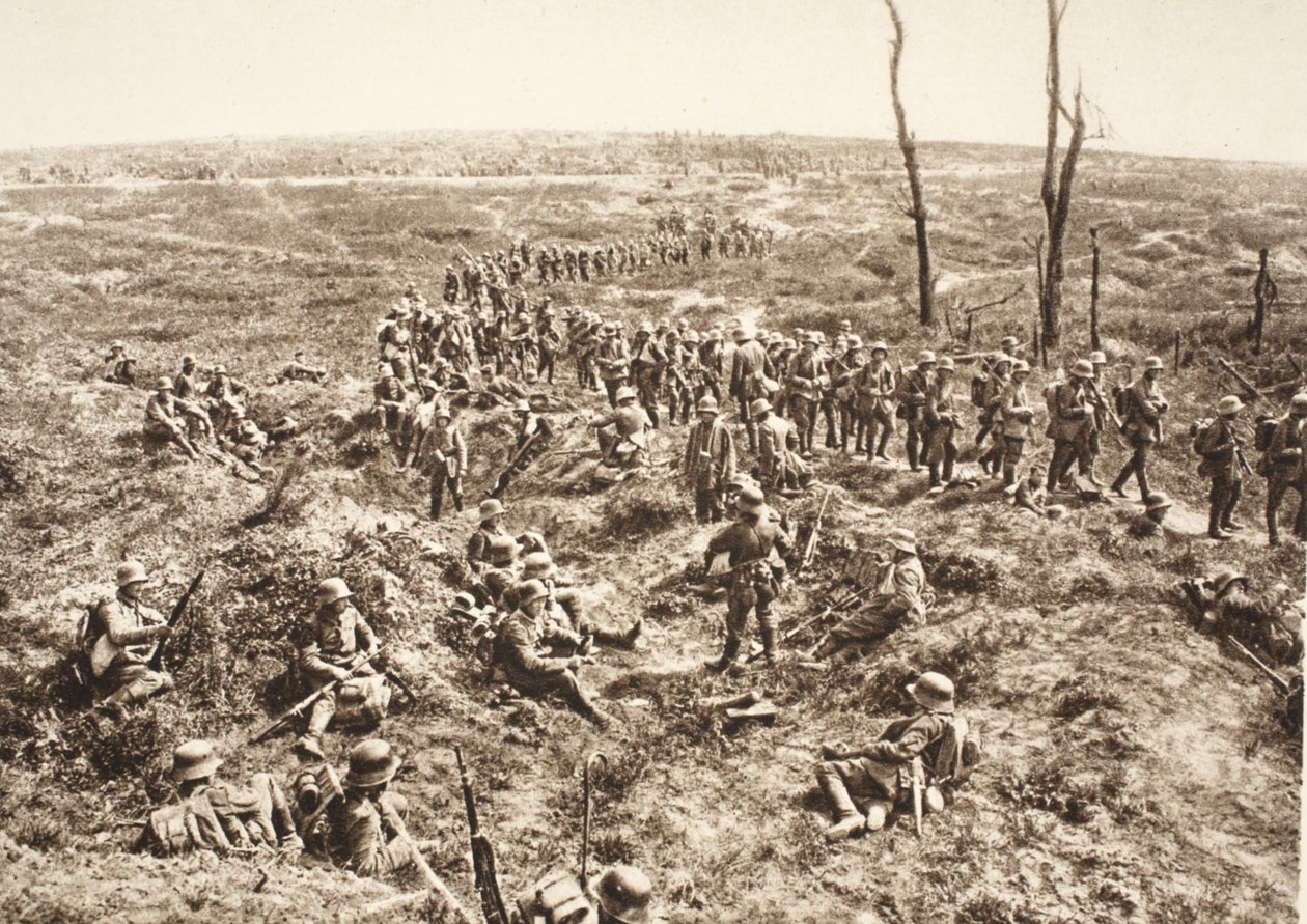 Německý pěší přechod přes Chemin des Dames za ustupujícím nepřítelem, 27. května 1918 (černobílé foto) od Photographer German