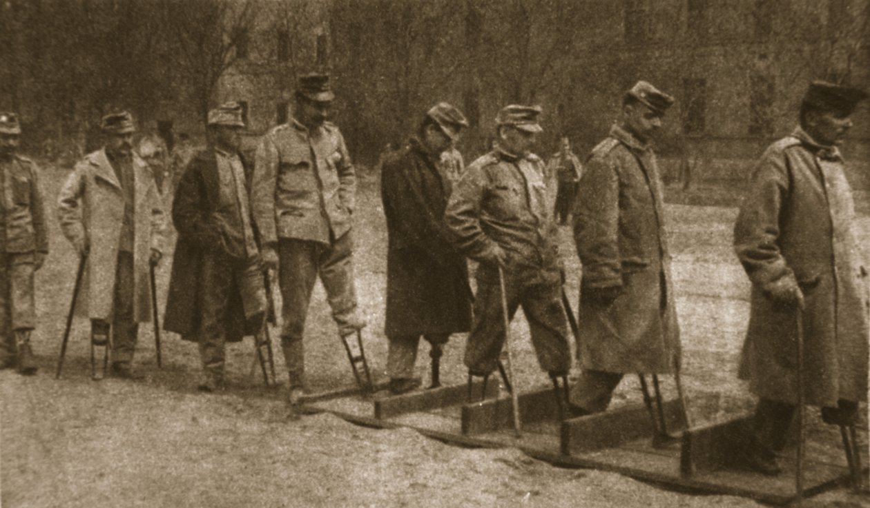 V nemocnici Brest-Litovsk: zmrzačení Rakušané cvičící chůzi s umělými končetinami, z „The Illustrated War News“, 26. července 1916 (sépiová fotografie) od Photographer German