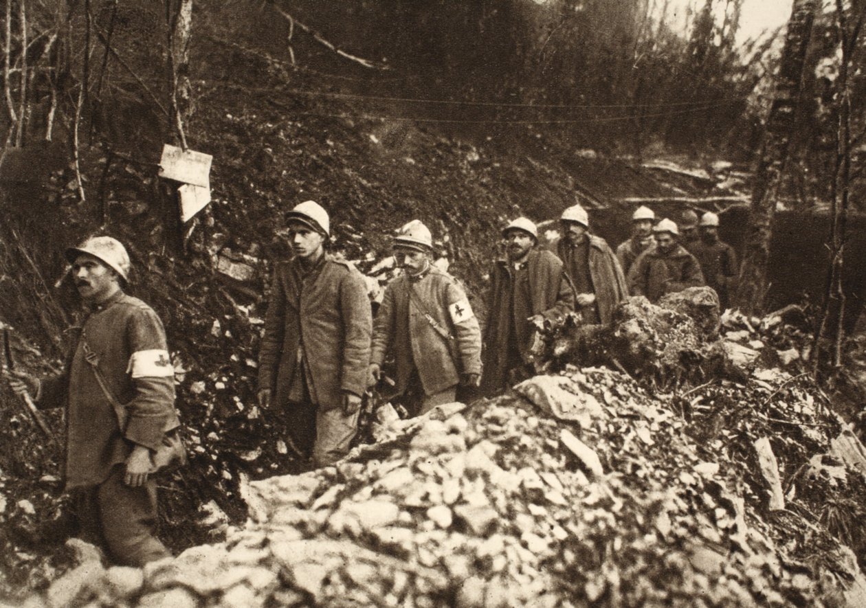 Italští zajatci u Tolminu vedli zpět přes své vlastní pozice prvního dne bitvy, 24. října 1917 (čb foto) od Photographer German