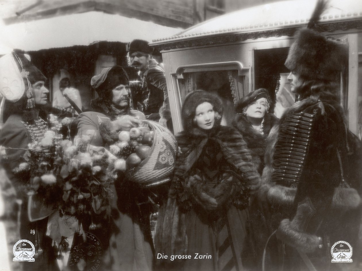 Záběr z filmu "The Scarlet Empress" s Marlene Dietrichovou od Photographer German