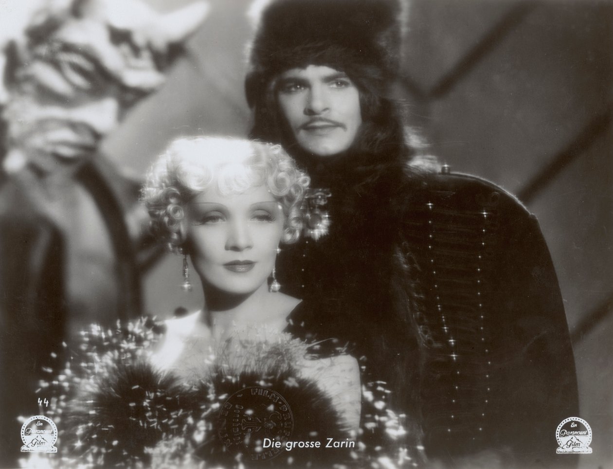 Záběr z filmu "The Scarlet Empress" s Marlene Dietrich a Johnem Lodgem od Photographer German