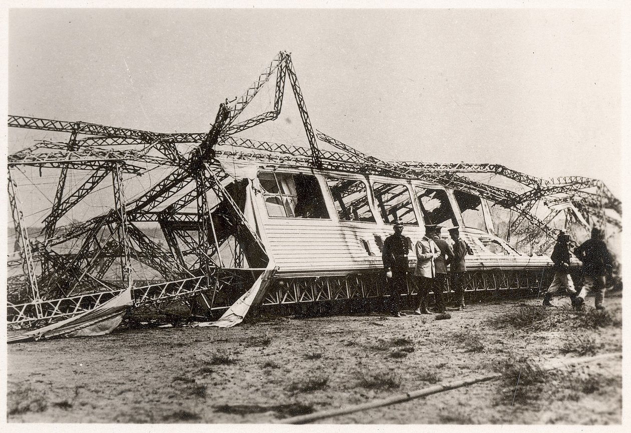 Ruiny Zeppelinu LZ10 "Schwaben" po jeho zničení dne 28. června 1912 (černobílé foto) od Photographer German