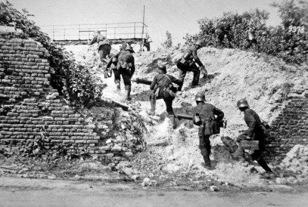 Německá kulometná sekce z první světové války postupuje během bitvy u Aisne od Photographer German