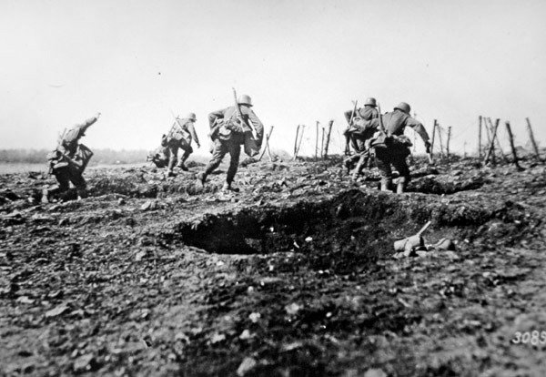 Němečtí stormtroopeři z první světové války postupují na Sedan s pytli granátů zavěšenými na krku, západní fronta od Photographer German