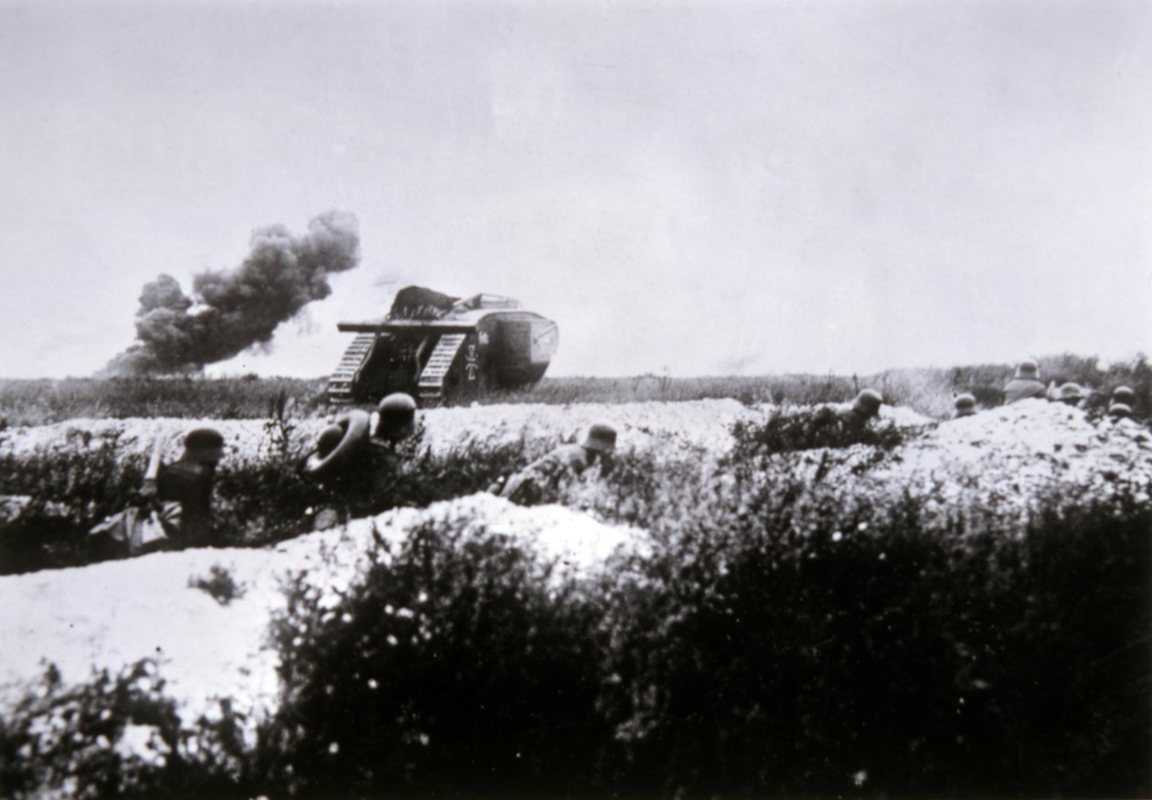 Němečtí stormtroopeři z první světové války vyzbrojení zálohou z plamenometu, podporovaná ukořistěným britským tankem Mark IV od Photographer German