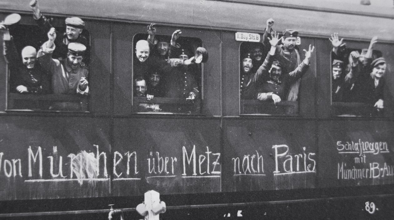 Německá vojska z první světové války odjíždí na frontu v železničním vagónu se zprávou „Z Mnichova přes Mety do Paříže“, září 1914 (černobílé foto) od Photographer German