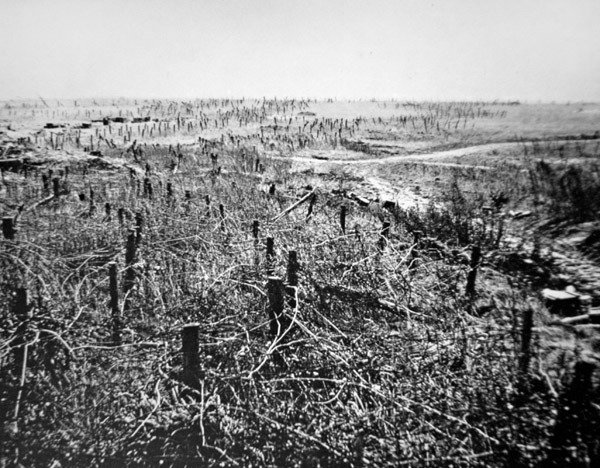 Obrana německé pozice Beaurevoir z ostnatého drátu z první světové války, součást linie Hindenburg od Photographer German