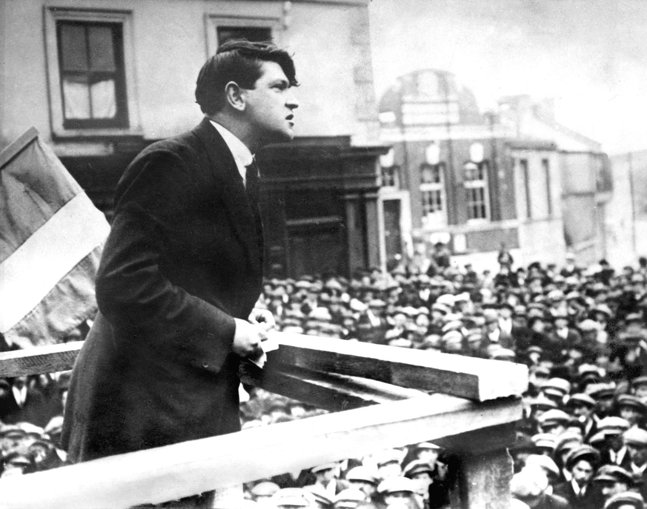 Poslední fotografie irského politika Michaela Collinse, během jeho projevu k výboru Skibereen, březen 1922 (černobílá fotografie) od Photographer Irish