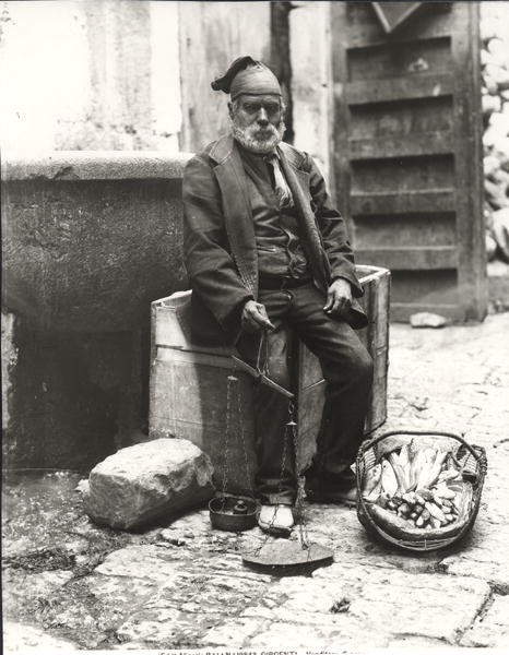 Prodavač ryb, ze snímku "Život v Palermu" (čb fotografie) od Photographer Italian