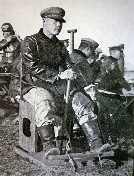 Japonští piloti v základním výcviku, používající dřevěný joystick, kormidlo a plyn od Photographer Japanese