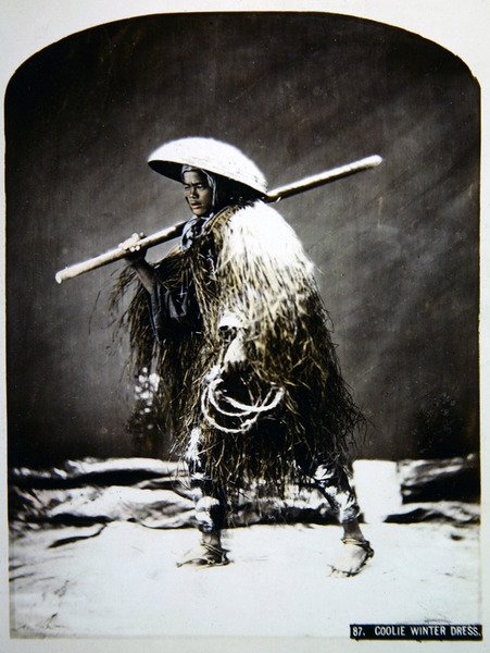 Japonský vrátný v zimním oblečení, kolem roku 1900 (barevné foto) od Photographer Japanese