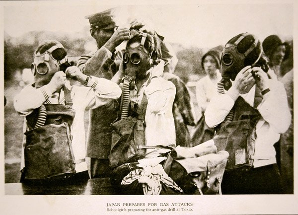 Japonské školačky v Tokiu se připravují na nácvik protiplynového leteckého útoku od Photographer Japanese