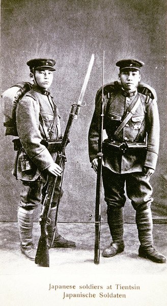 Japonští vojáci umístěni v Tientsinu v Číně od Photographer Japanese