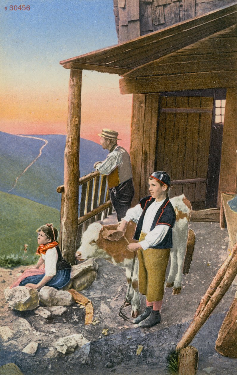 Otec a dvě děti u své chaty ve švýcarských Alpách. Pohlednice odeslaná v roce 1913. od Photographer Swiss