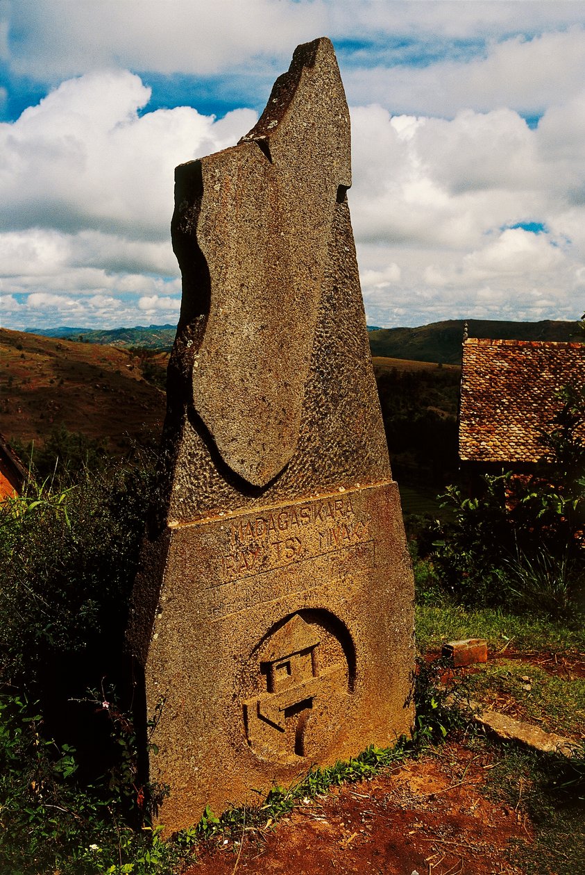Stéla zobrazující Madagaskar, Ambohimanga, Madagaskar od Blaise Nicolas Le Sueur