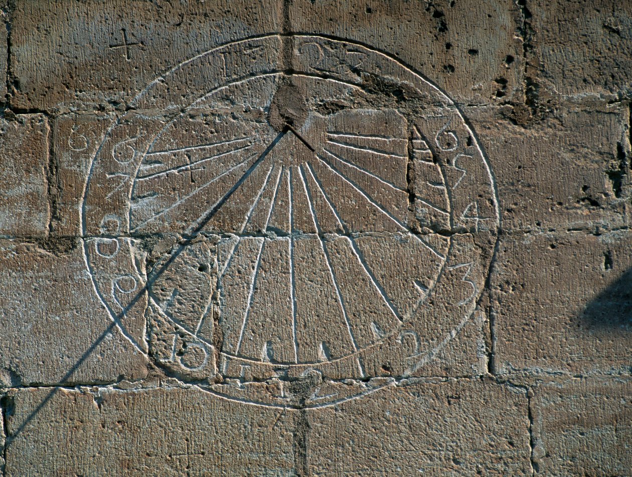 Sluneční hodiny, detail z kostela Santa Maria la Major, Montblanc, Katalánsko. Detail. Španělsko od Blaise Nicolas Le Sueur
