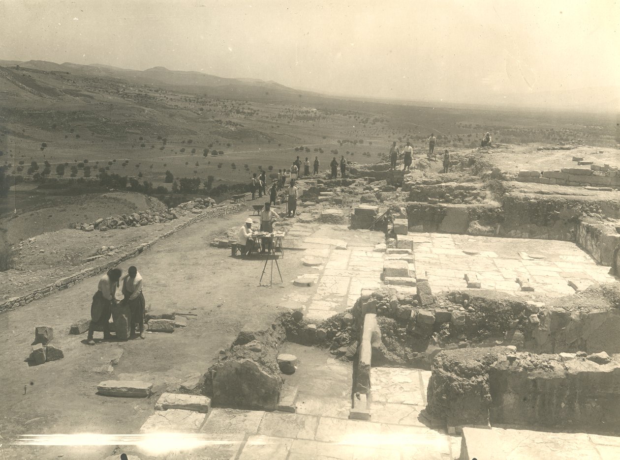 Pohled na vykopávky paláce Phaistos, italská archeologická mise pod vedením Luigiho Perniera a Federica Halbherra, Kréta, Řecko od Blaise Nicolas Le Sueur