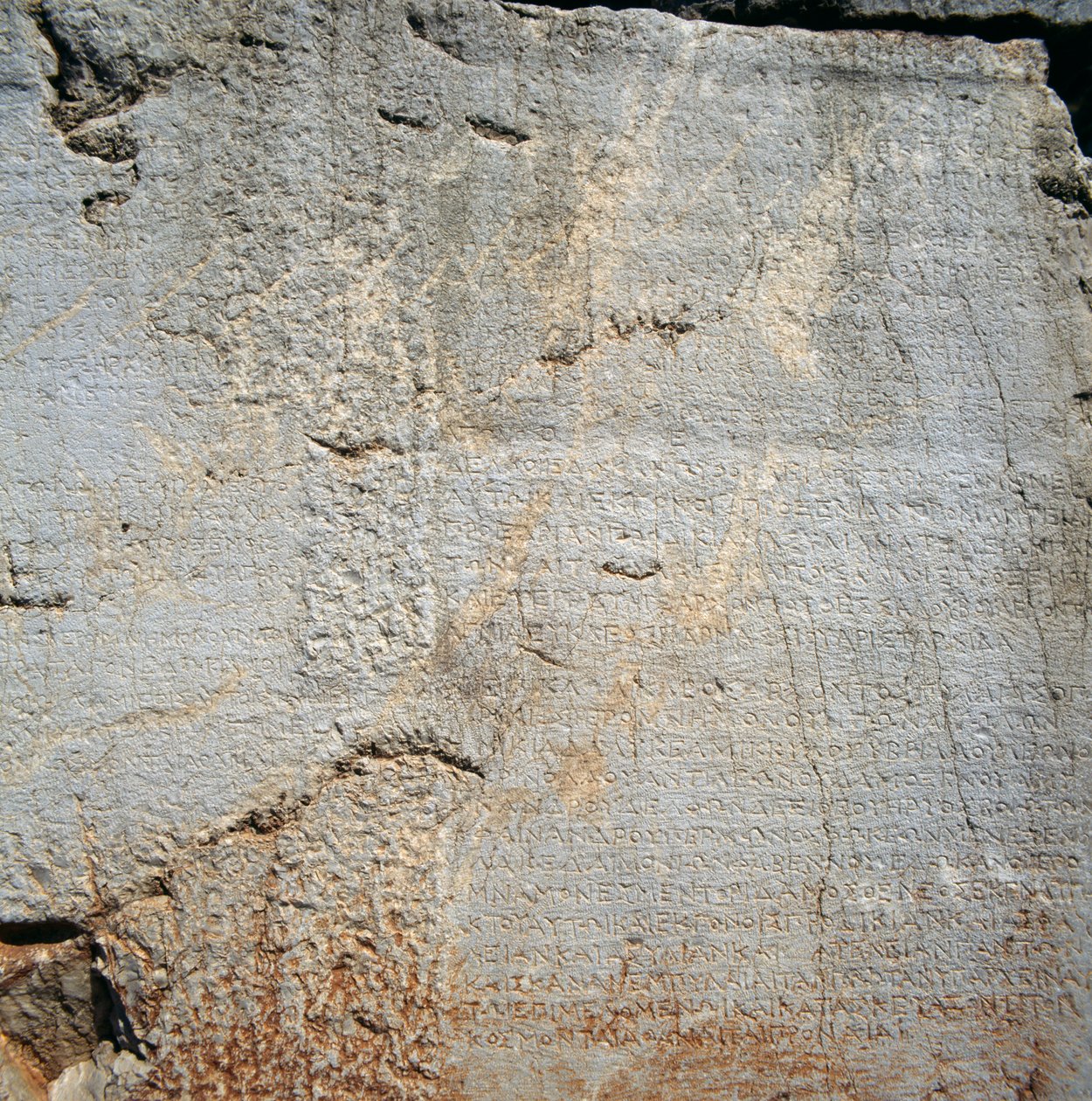 Stěna s nápisy poblíž Apollónův chrám, Delphi (Seznam světového dědictví UNESCO od Blaise Nicolas Le Sueur