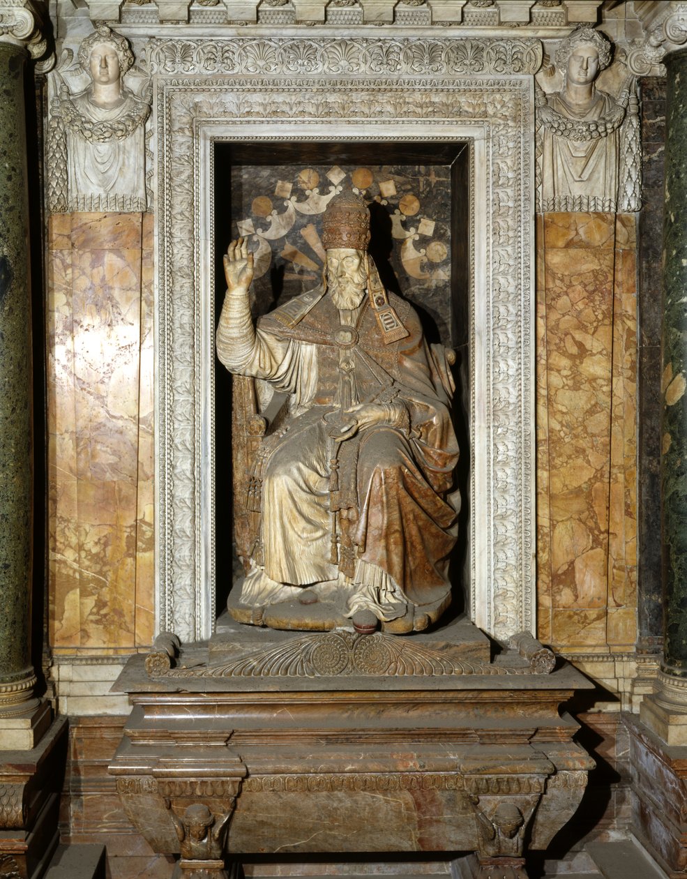 Hrobka papeže Pavla IV., Karafova kaple, Santa Maria sopra Minerva, Řím, asi 1559 (mramor) od Piero Ligorio
