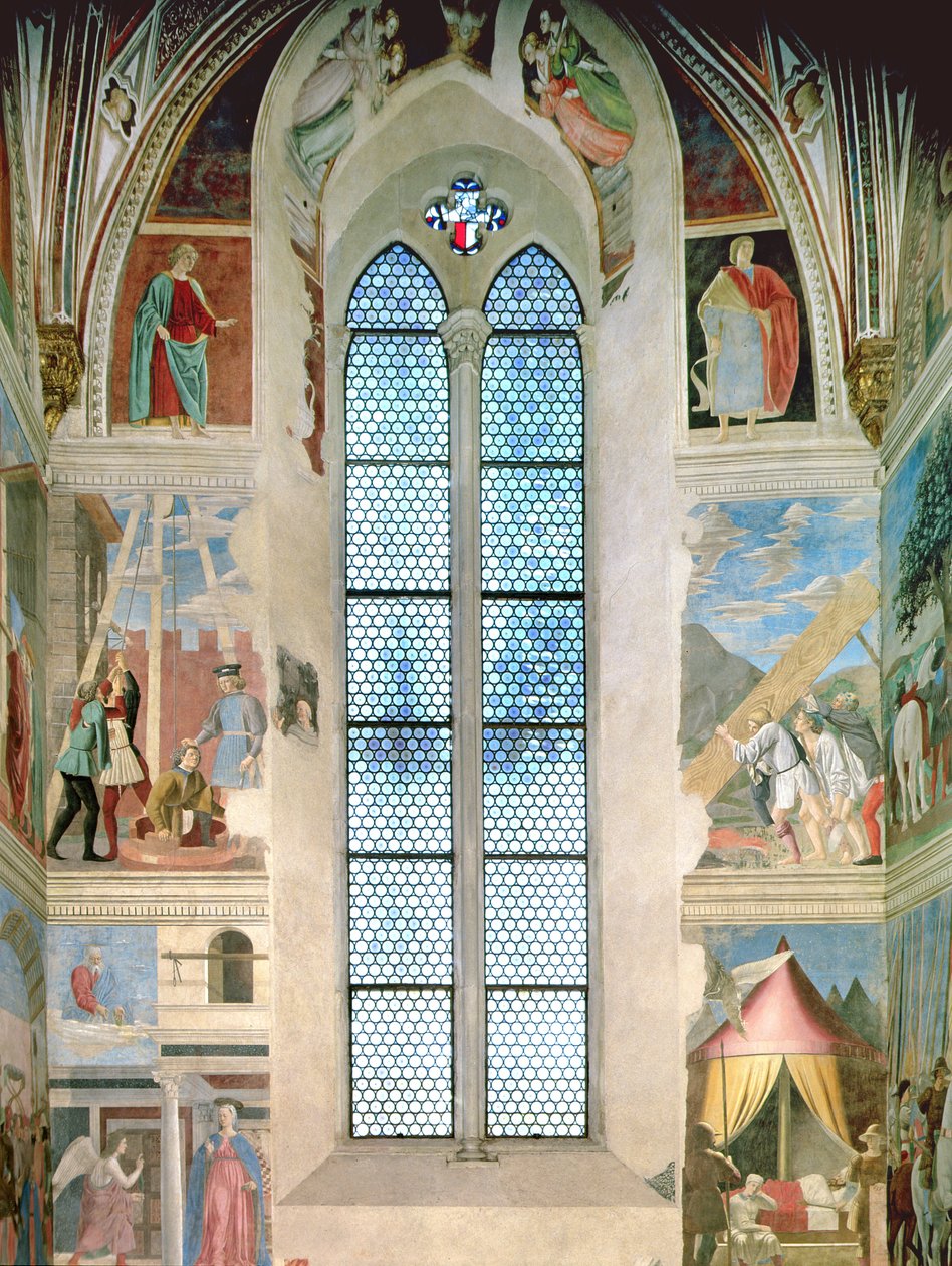 Pohled na čelní stěnu apsidy s freskami z cyklu Legenda o pravém kříži, dokončeno 1464 (po restaurování) od Piero della Francesca