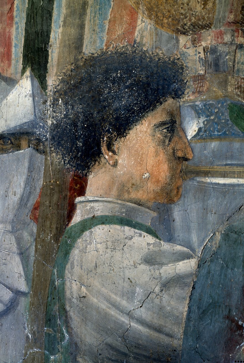 Legenda o pravém kříži, Konstantinovo vítězství v bitvě u Milvijského mostu, detail vojáka troubícího na trubku, dokončená freska 1464 od Piero della Francesca