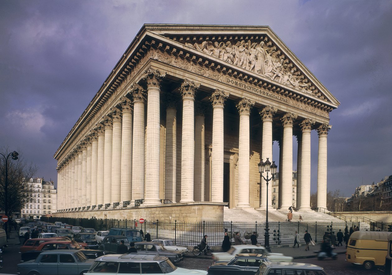 Pohled na fasádu La Madeleine, postavená v letech 1806-42 od Pierre Alexandre Vignon