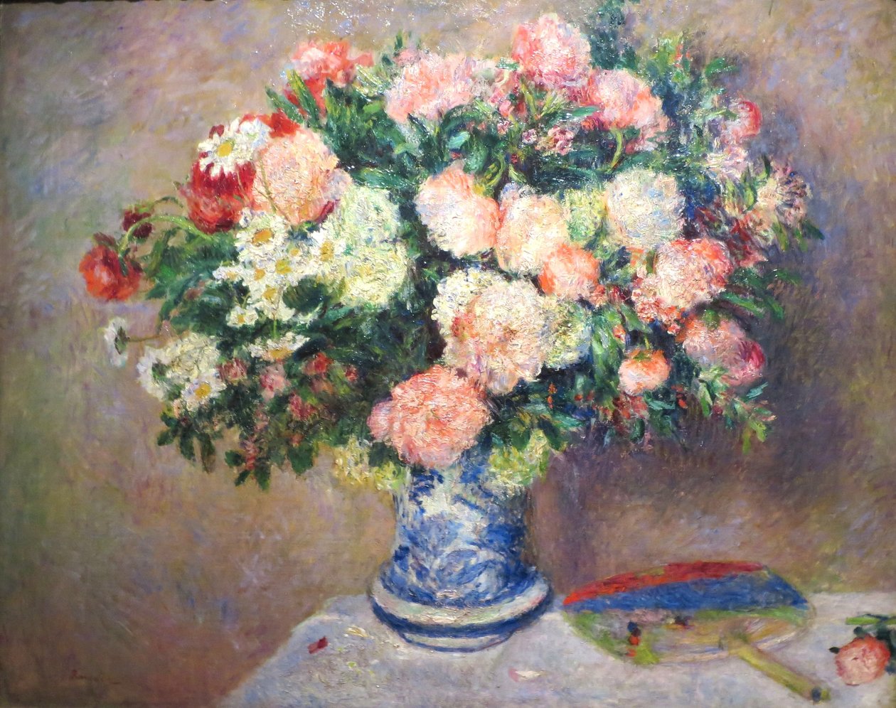 Kytice chryzantém a japonský vějíř od Pierre Auguste Renoir