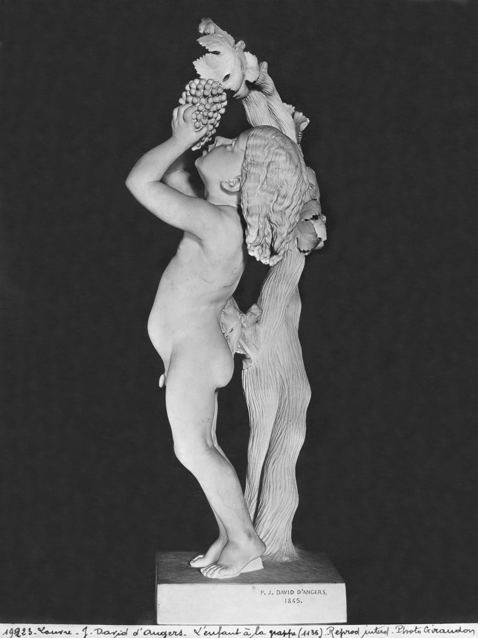 Dítě s hrozny, 1845 (mramor) (viz také 414583) od Pierre Jean David d