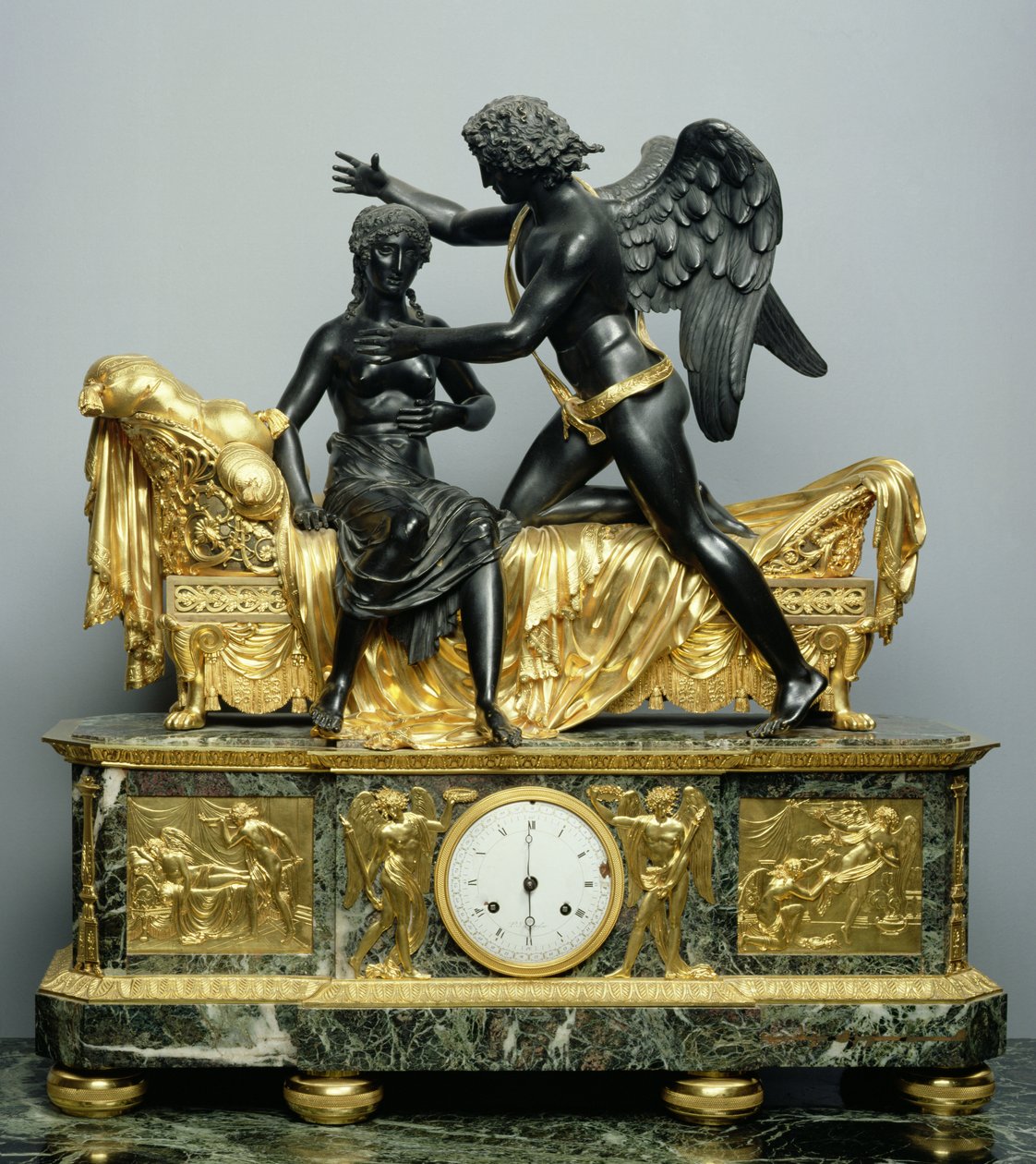 Plášťové hodiny Cupid and Psyche, 1799 (bronz a mramor) od Pierre Philippe Thomire